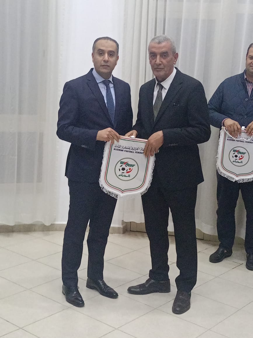 عزالدين بن محمد يتسلم راية الإتحاد الجزائري لكرة القدم  